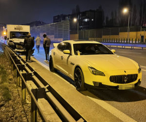 Dostawczak wbił się w piękne maserati