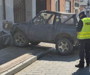 Świecie: 18-latek wjechał w budynek KRADZIONYM autem! Surowe konsekwencje [ZDJĘCIA]