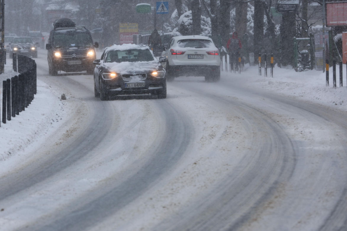 Zakopane pod śniegiem. Miasto ma problem z opadami