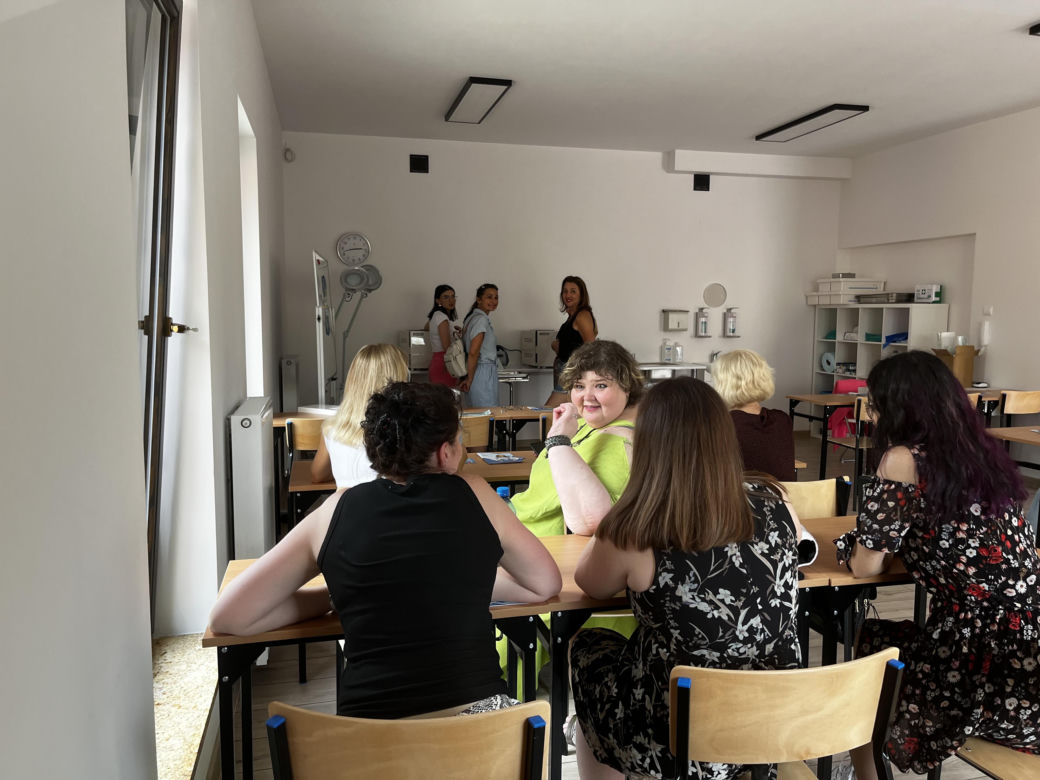 Wakacyjny patrol Eska Summer City w olsztyńskim oddziale Szkoły Policealnej Pascal