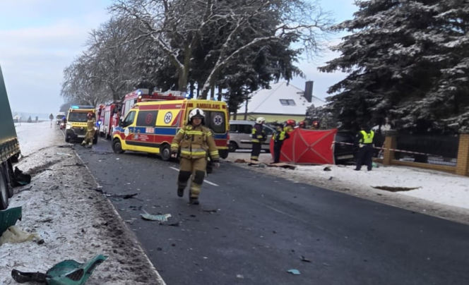 Tragiczny wypadek pod Chodzieżą. Nie żyje 43-letnia kobieta, dwoje dzieci w szpitalu!