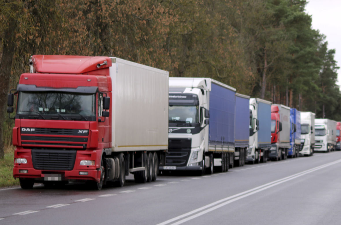Kolejka TIR-ów czeka na wjazd na granicy białoruskiej.