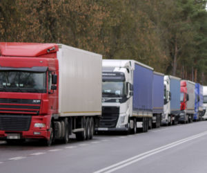 Kolejka TIR-ów czeka na wjazd na granicy białoruskiej.