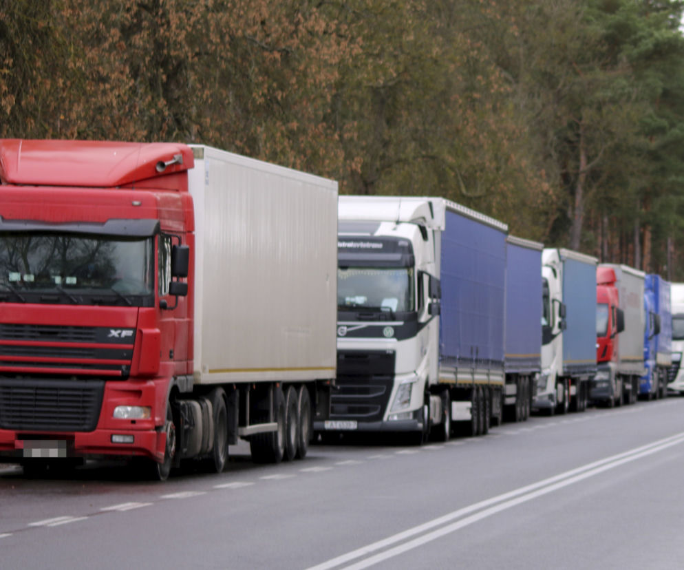 Kolejka TIR-ów czeka na wjazd na granicy białoruskiej.