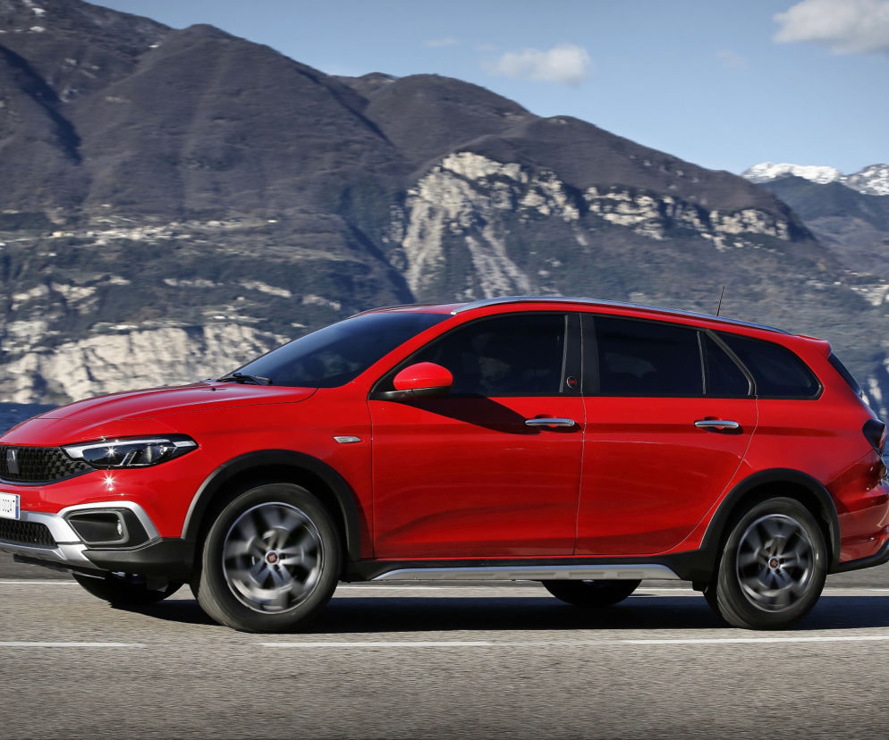 Fiat Tipo Cross (Red) 2022