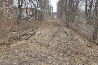 Wielka wyrwa w torach na Babiej Wsi. To już 8. rocznica likwidacji tramwajów w tym miejscu