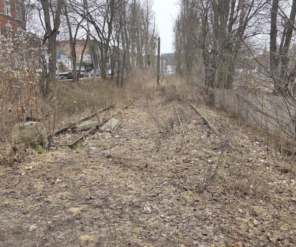 Wielka wyrwa w torach na Babiej Wsi. To już 8. rocznica likwidacji tramwajów w tym miejscu