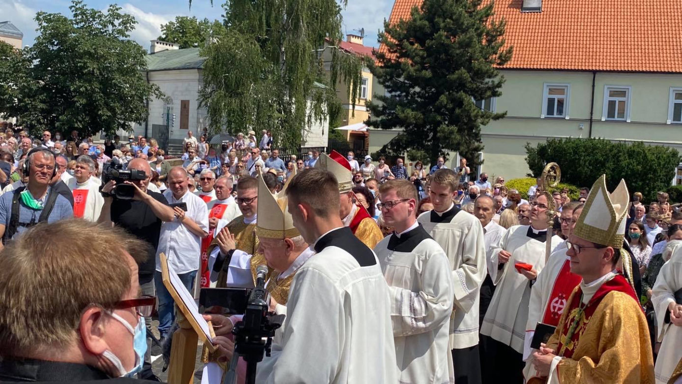 Płock. Kardynał Dziwisz odsłonił "Okno papieskie"! Ponad tysiąc marmurów i granitów!
