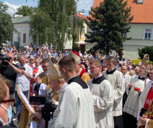 Płock. Kardynał Dziwisz odsłonił Okno papieskie! Ponad tysiąc marmurów i granitów!