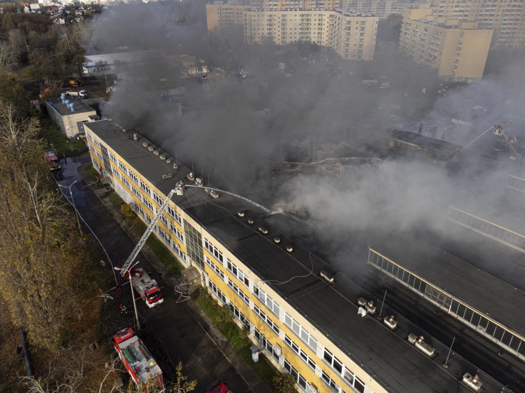 Paliła się hala produkcyjna, kłęby czarnego dymu nad miastem