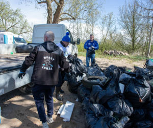 Ponad 2 tony śmieci wyzbierane z brzegów Narwi! Operacja Czysta Rzeka w Łomży za nami
