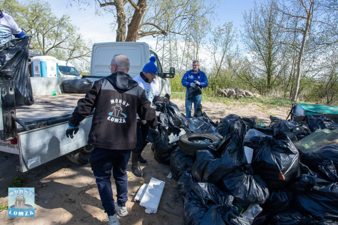 Ponad 2 tony śmieci wyzbierane z brzegów Narwi! Operacja Czysta Rzeka w Łomży za nami