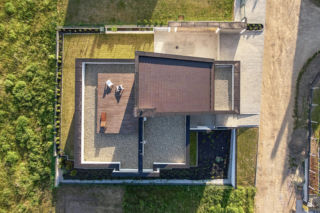 Rozłożysty dom na niedużej działce