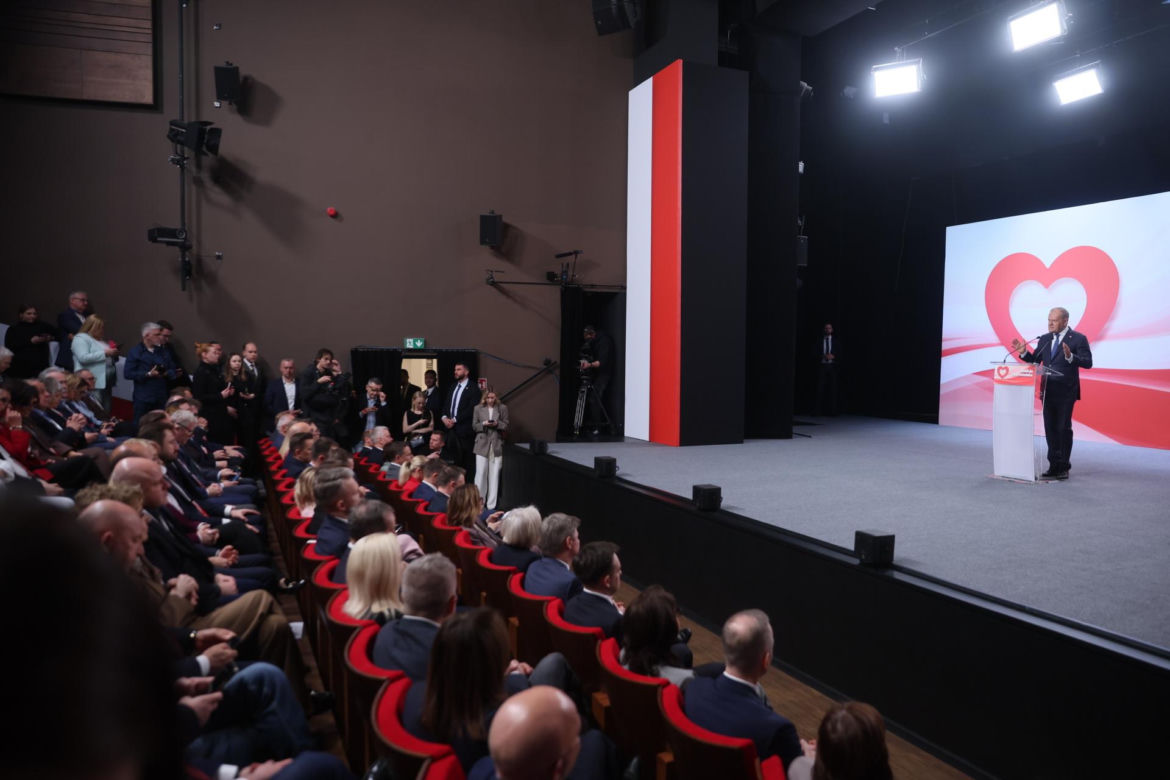 Premier Donald Tusk podczas Rady Krajowej Koalicji Obywatelskiej w Ursynowskim Centrum Kultury "Alternatywy" w Warszawie