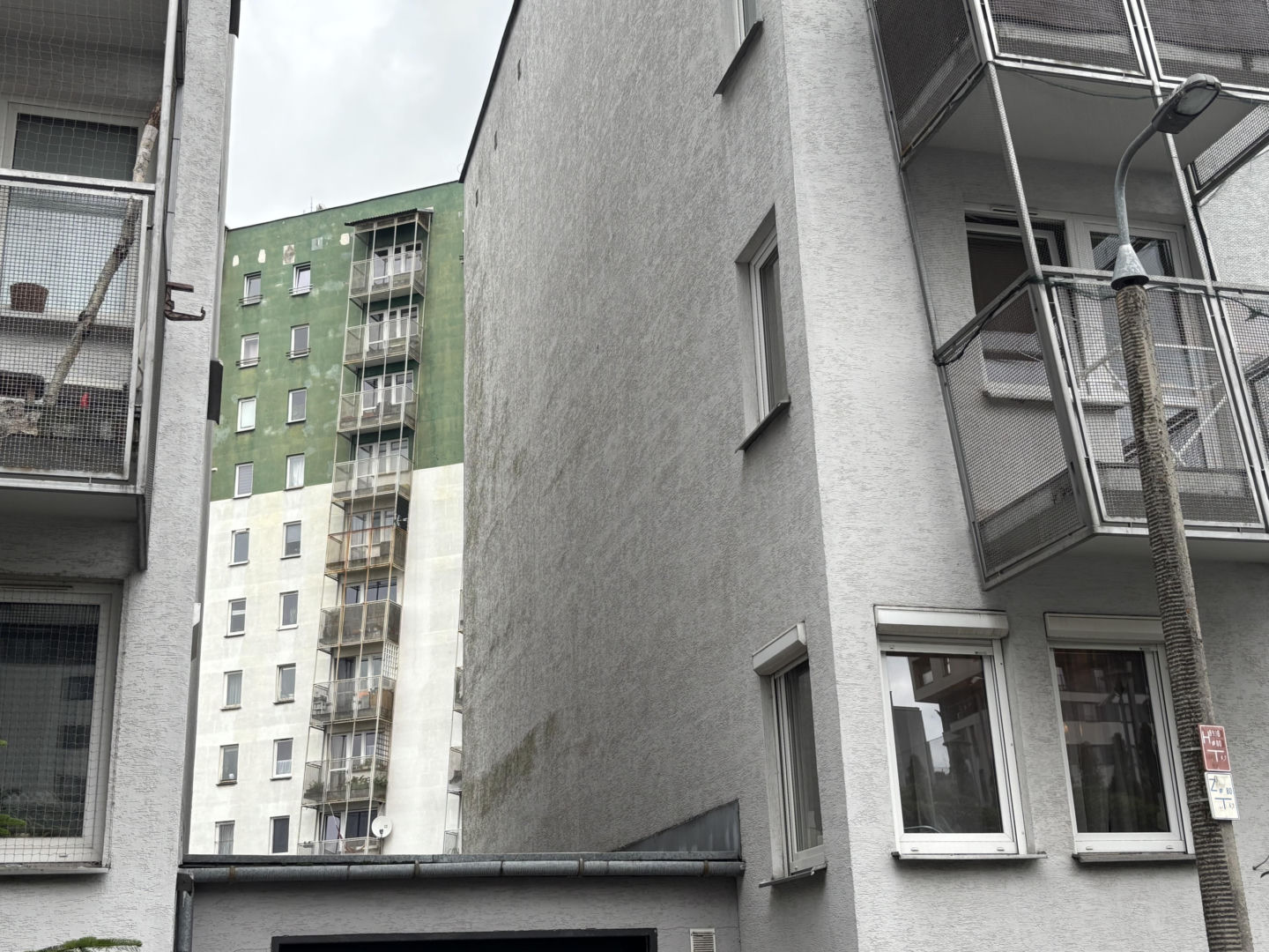 Krzywe balkony przy ul. G. Zapolskiej 42 w Krakowie