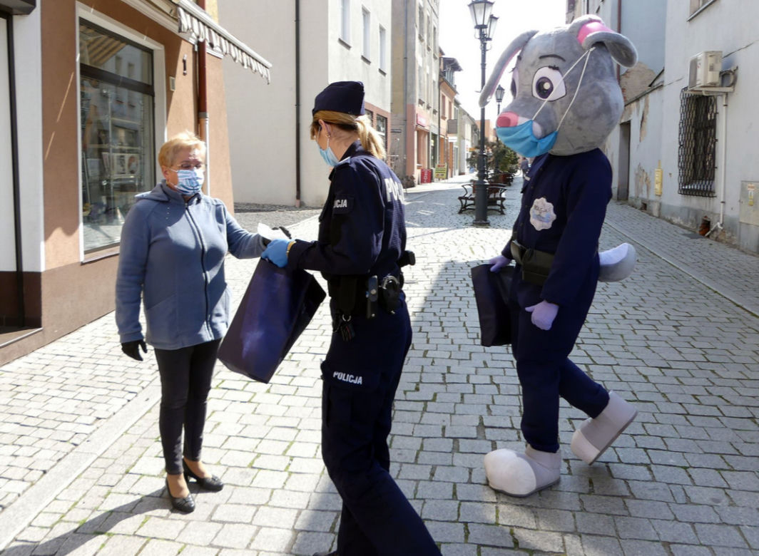 Prudnik: Tak policjanci rozdawali dzieciom maseczki ochronne
