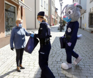 Prudnik: Tak policjanci rozdawali dzieciom maseczki ochronne