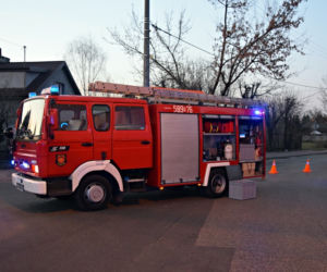 Taksówka roztrzaskała się na płocie