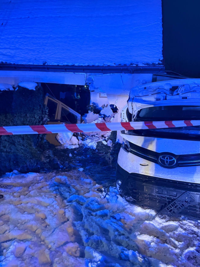 Wypadek w Płocku. Auto wjechało w dom