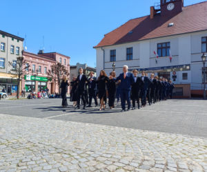Polonez maturzystów z I LO na rynku w Ostrzeszowie