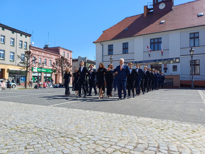 Polonez maturzystów z I LO na rynku w Ostrzeszowie