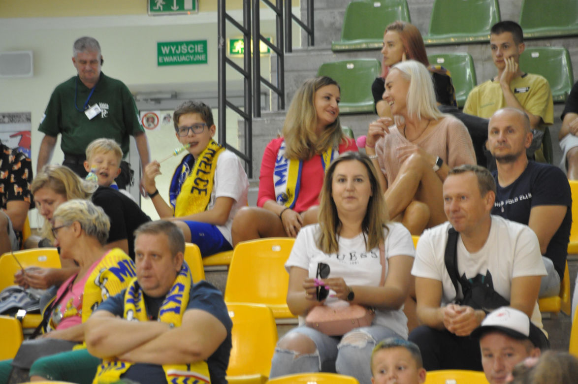 Kibice na meczu Industria Kielce - Grupa Azoty Unia Tarnów w Orlen Superlidze piłkarzy ręcznych. Zobacz zdjęcia
