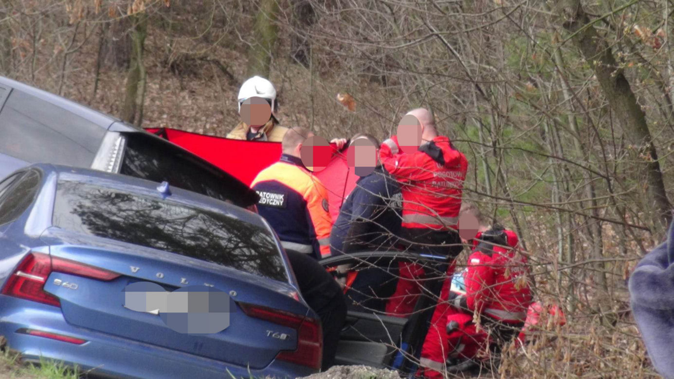 Tragedia w Klembowie. Z auta zostały strzępy, kierowca nie żyje. Są ranni