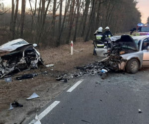 Szokujący wypadek pod Płockiem! Kilka osób w szpitalu po potwornym zderzeniu toyoty i volkswagena [ZDJĘCIA]