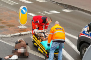 Starszy mężczyzna przechodził przez pasy. Nagle wjechał w niego BMW. Groźny wypadek w Świnoujściu