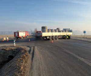 Osobówka wbiła się pod naczepę ciężarówki. Kierowca nie żyje, droga krajowa zablokowana
