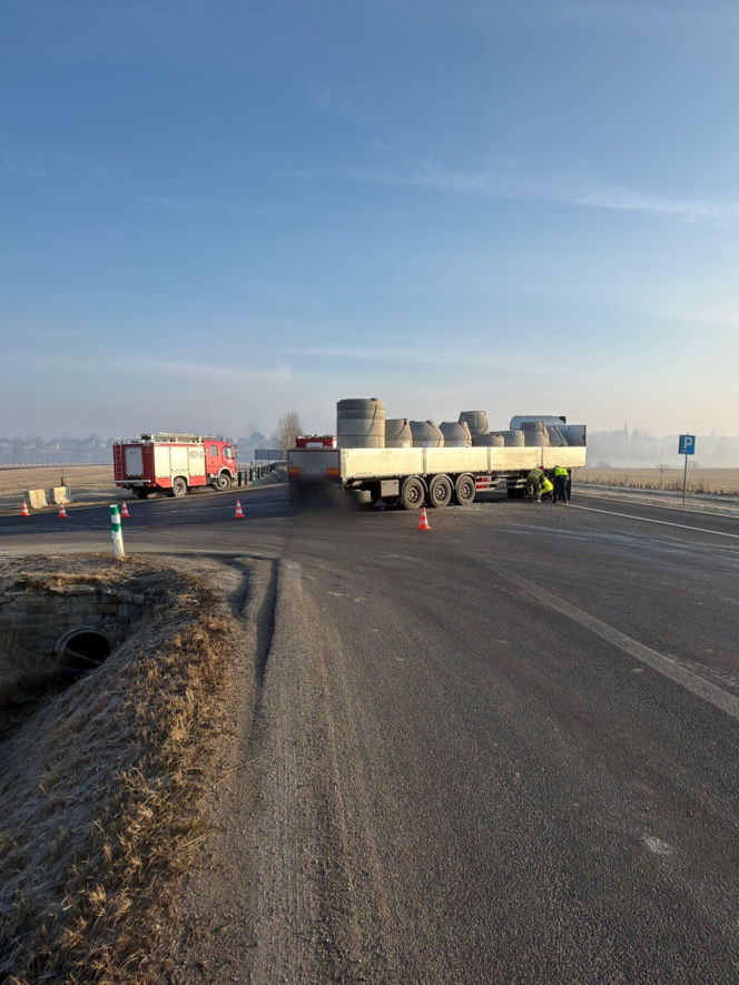 Osobówka wbiła się pod naczepę ciężarówki. Kierowca nie żyje, droga krajowa zablokowana