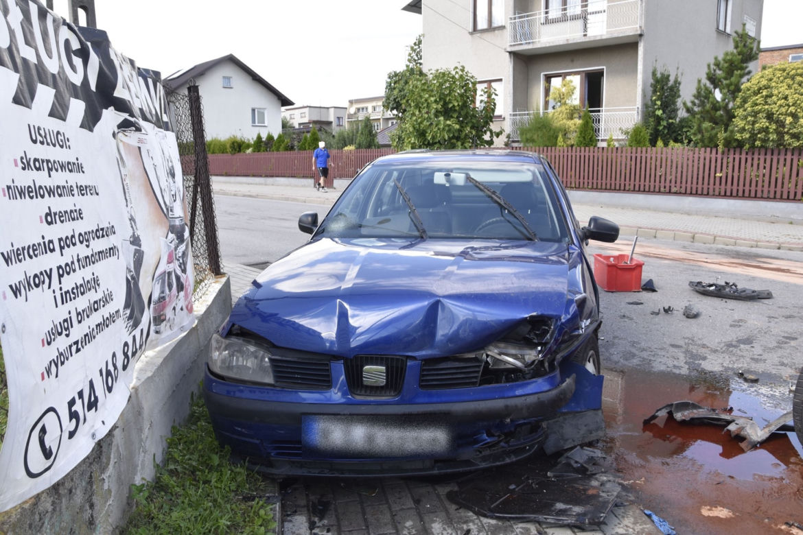 Kolizja trzech aut na skrzyżowaniu Jaracza i Ćwiklińskiej w Tarnowie