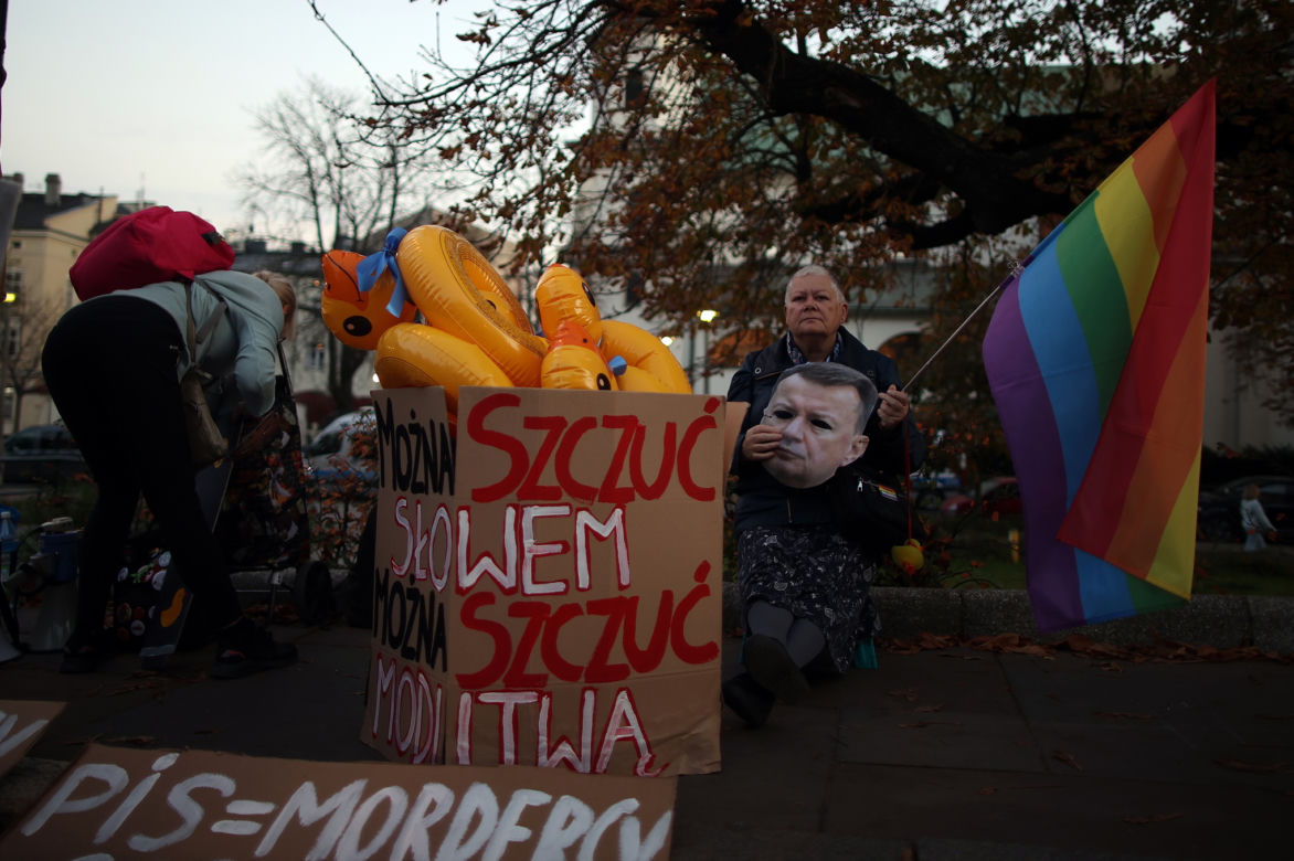 Protesty przed Wawelem w miesięcznice pogrzebu pary prezydenckiej