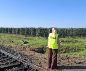 Koszmar pod Wieluniem! Pociąg zderzył się z samochodem. 21-latek nie żyje