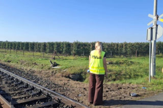 Koszmar pod Wieluniem! Pociąg zderzył się z samochodem. 21-latek nie żyje