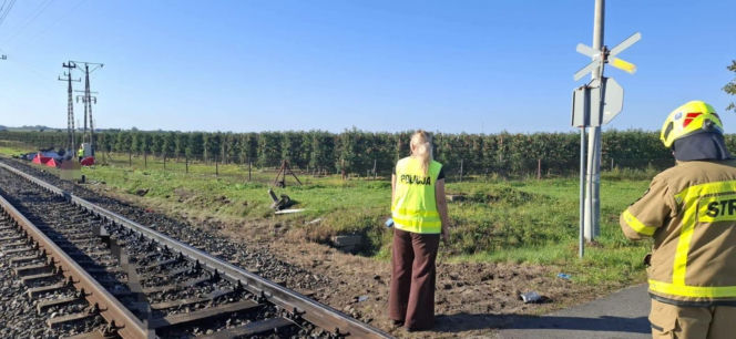 Koszmar pod Wieluniem! Pociąg zderzył się z samochodem. 21-latek nie żyje