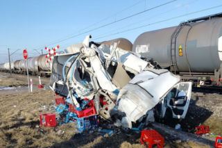Pociąg zmiażdżył dostawczaka. Auto zgniecione jak puszka! 
