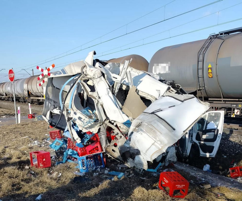 Dostawczak został zgnieciony jak puszka po napoju! Koszmar na przejeździe kolejowym