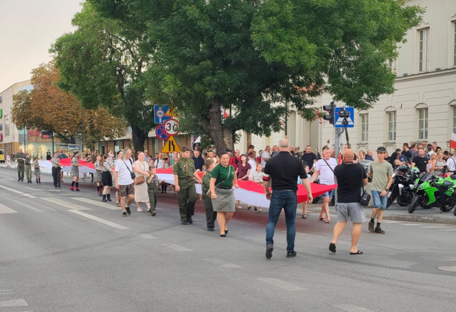 „Cześć i chwała bohaterom!”. Siedlczanie spotkali się w centrum miasta, by uczcić 82. rocznicę wybuchu Powstania Warszawskiego