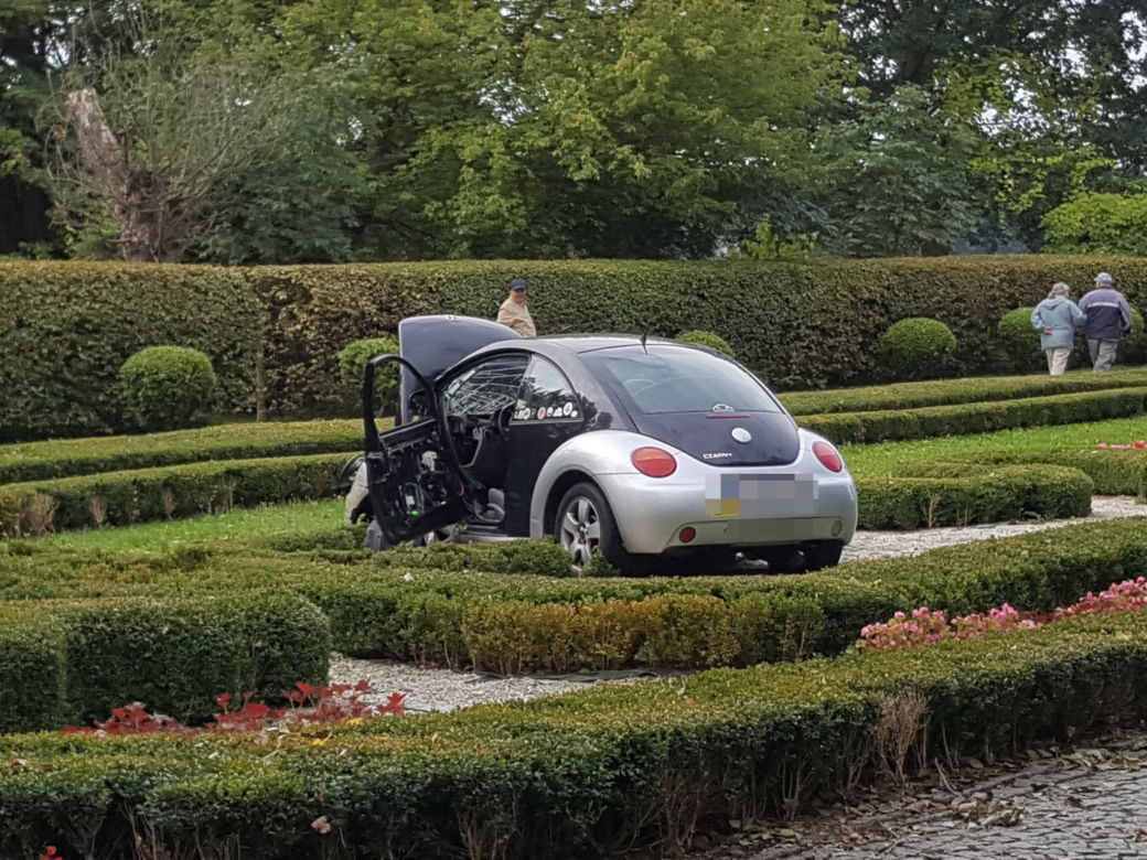 Szczecinek. Wjechał autem do parku, taranując wszystko po drodze