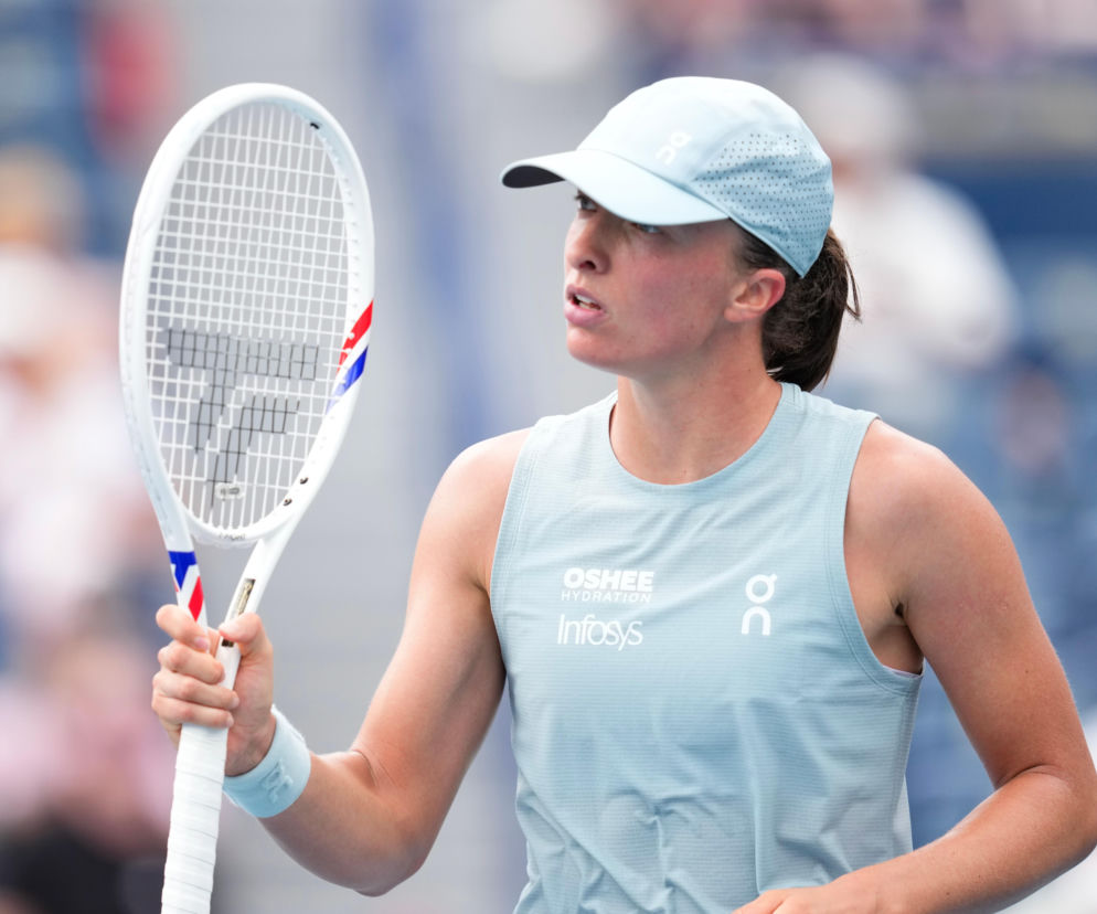 Iga Świątek z rakietą w ręku podczas turnieju WTA. O meczu z Eliną Switoliną przeczytasz na SE Supersport.