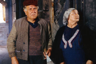 W którym z filmów padł ten tekst? Rozpoznaj cytaty z Samych Swoich, Nie ma mocnych lub Kochaj albo rzuć w quizie!