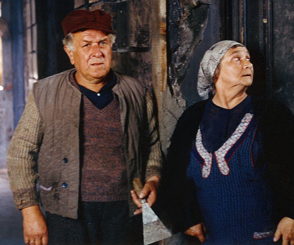 Kazimierz Pawlak trzymający szpachelkę obok zdziwionej żony. O filmowej trylogii przeczytasz na EskaRock.