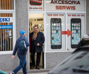 Ukryl żonę, robi za nianię