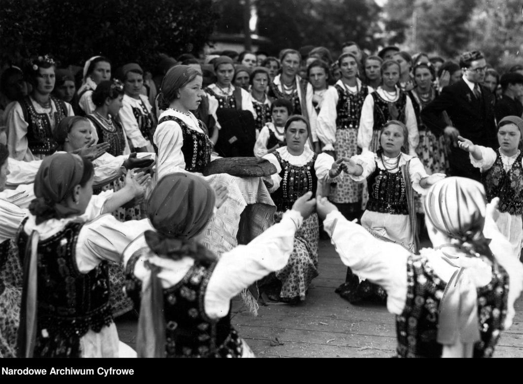 Uśmiechnięci Polacy, stroje ludowe, tańce i huczne pożegnanie lata. Tak obchodzono dożynki kilkadziesiąt lat temu