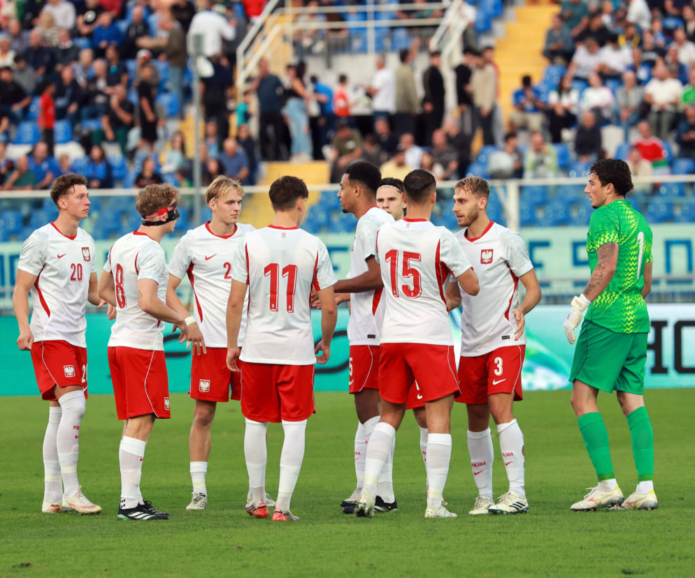 Reprezentanci Polski U21 rozmawiają w grupie na boisku. O dotkliwej porażce z Włochami przeczytasz na SE Supersport.