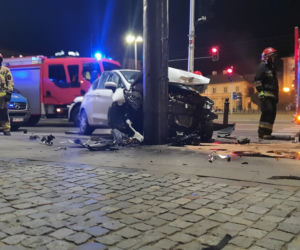 Ford wbił się w latarnię