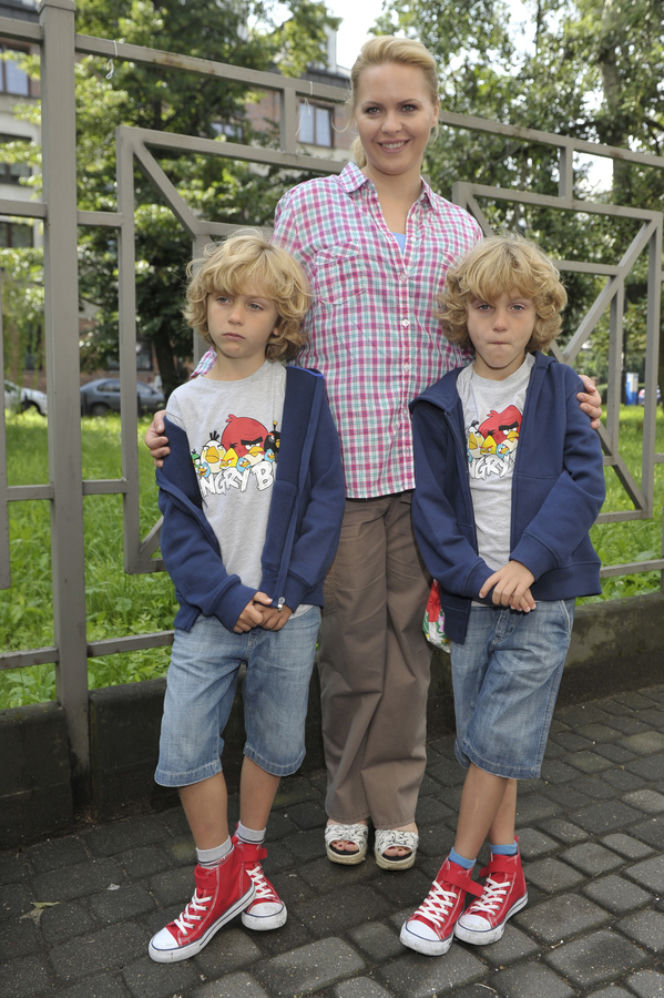 Przyjaciółki 1 sezon. Anka (Magdalena Stużyńska), Staś (Antoni Borowski), Franek (Kajetan Borowski)