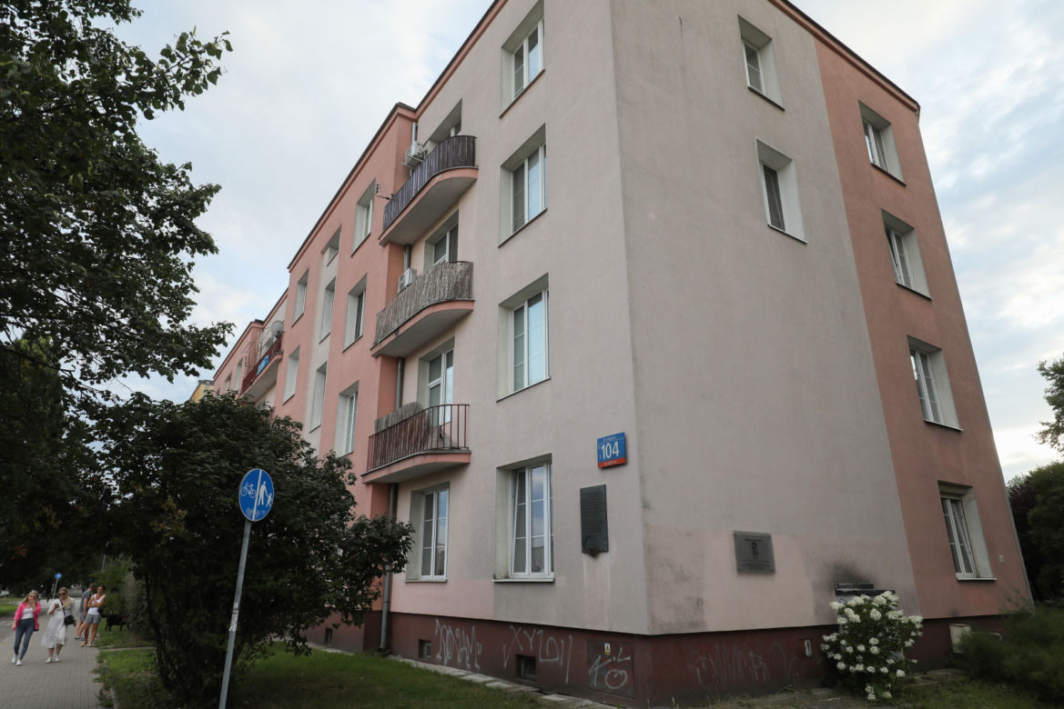 Tablica na kamienicy przy ul. Grójeckiej 104