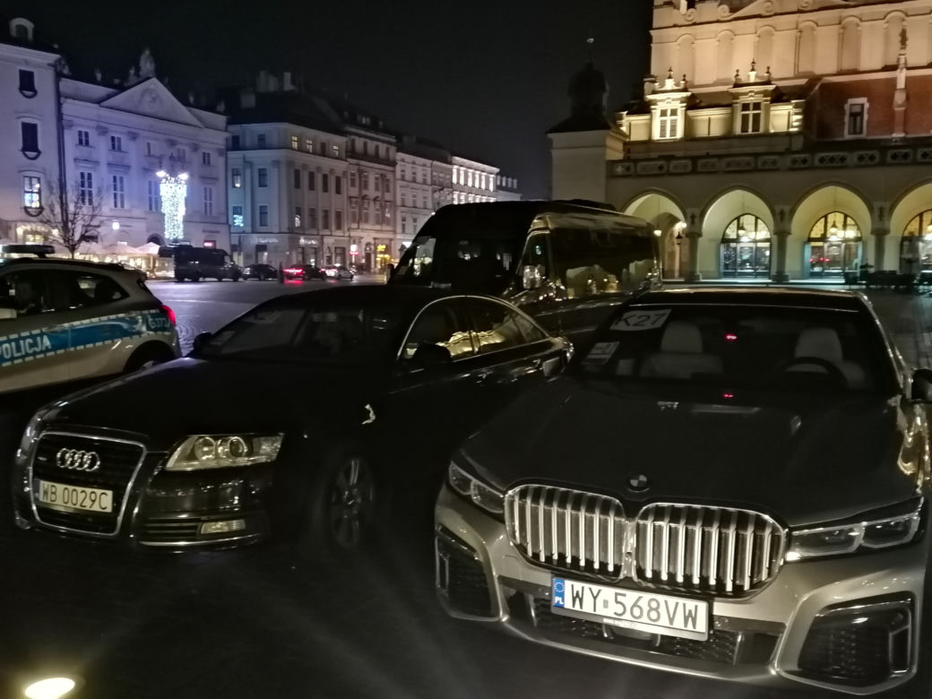 Krakowski Rynek pełen policji i służb